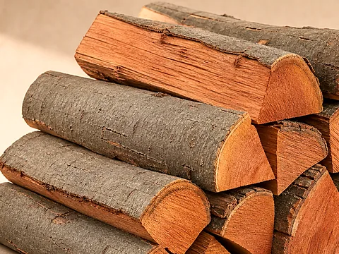 Дрова в мешках по 50 литров — крупный план торцов поленьев